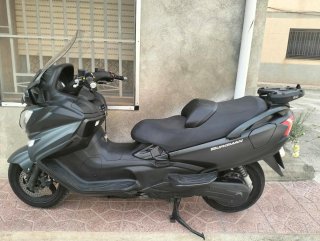 Suzuki Burgman Maxi Scooter Negra