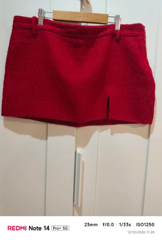 Falda roja corta con abertura