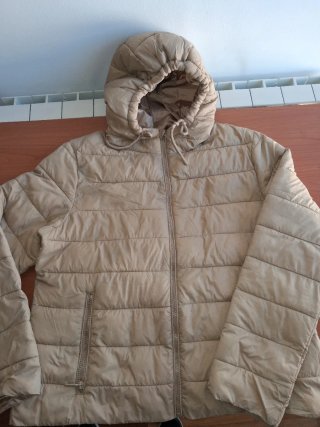 Abrigo Acolchado Beige con Capucha