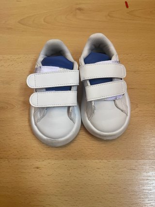 Zapatillas adidas Blancas y Azules. Talla 21.