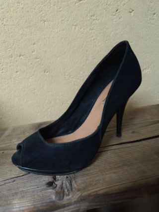 Zapatos de tacón negros con abertura