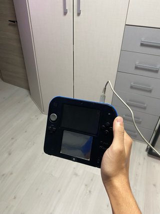 Nintendo 2DS con cable y funda
