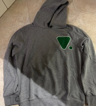 Felpa grigia con logo triangolo verde