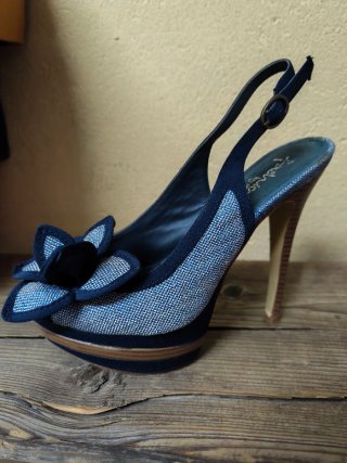 Sandalias de tacón azules con lazo floral