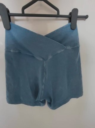 Short azul cruzado