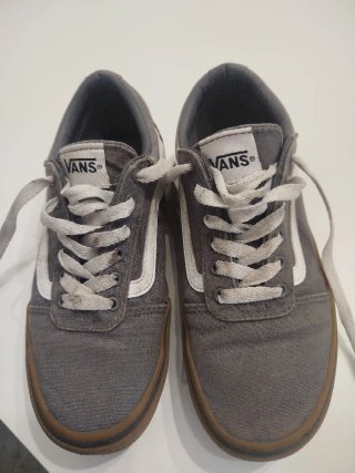 Zapatillas Vans grises y marrones