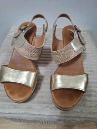 Sandalias doradas tacón cuña talla 39