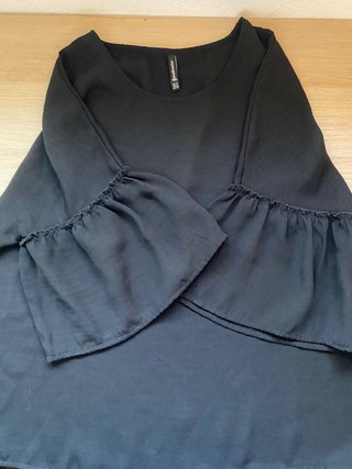 Blusa Negra Stradivarius con Volantes