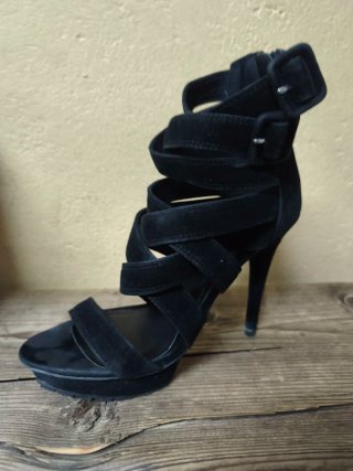 Sandalias Negras de Tiras con Tacón