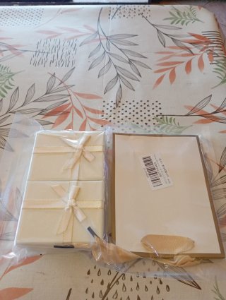 Caja de regalo elegante con lazo
