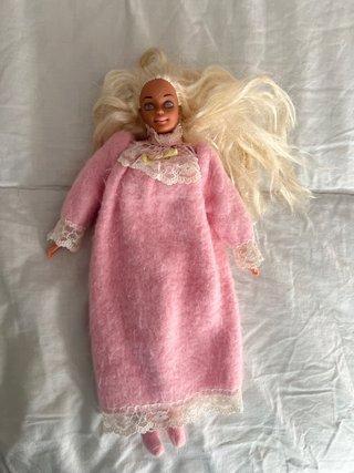 Muñeca Barbie con camisón rosa