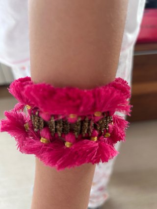 Pulsera con borlas fucsia