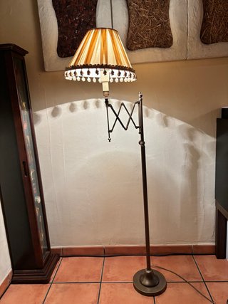 Lámpara de pie ajustable