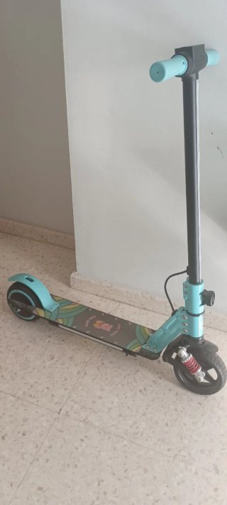 Patinete eléctrico azul con diseño