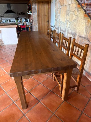 Mesa de comedor maciza grande de madera rústica,