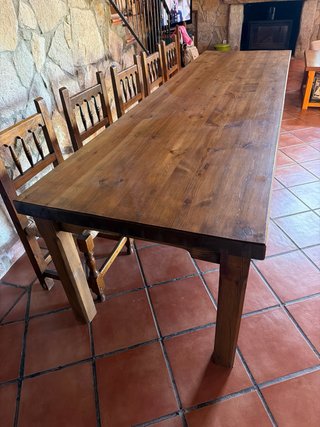 Mesa de comedor maciza grande de madera rústica,
