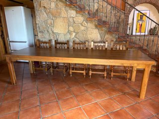 Mesa de comedor maciza grande de madera rústica,