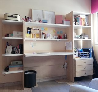 Escritorio a medida con estanterías