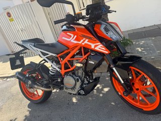 KTM 390 Duke Naranja y Negra