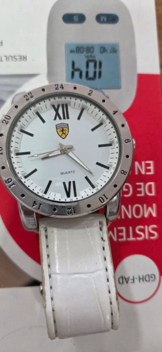 Reloj de pulsera plateado y blanco de onbre  nuebo
