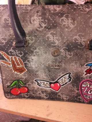 Bolso Guess Gris con Parches