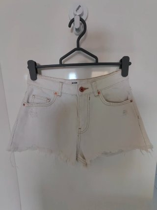 Shorts vaqueros blancos Bershka