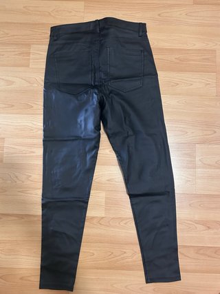 Pantalón de polipiel negro Bershka
