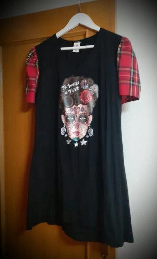 Vestido Negro con Estampado y Mangas a Cuadros