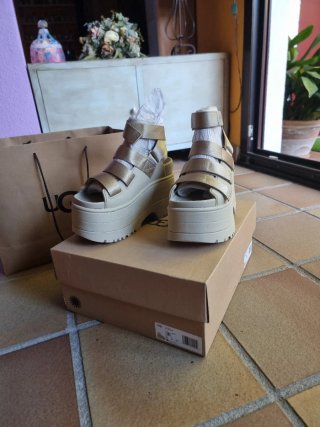 Sandalias UGG Beige y Doradas Plataforma NUEVAS