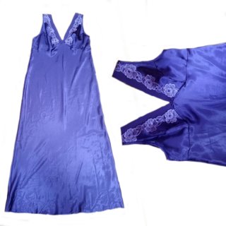 Vestido lila satinado con encaje