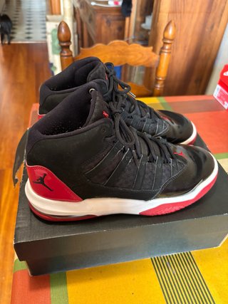 Zapatillas Jordan Negras y Rojas
