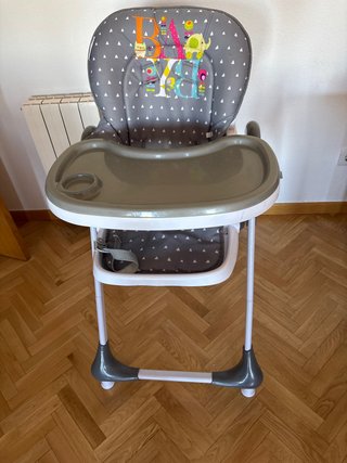 Urge por mudanza trona par bebé gris con estampado