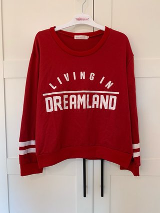 Sudadera roja “Living in Dreamland”