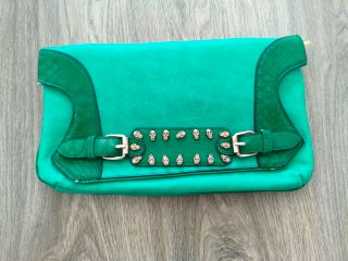 Bolso de mano verde con calaveras