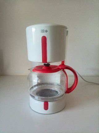 Cafetera de filtro blanca y roja