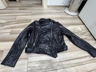Chaqueta motera estilo cuero