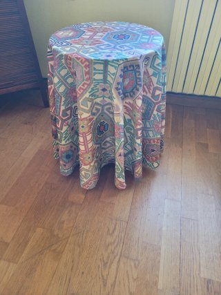 Mesa auxiliar redonda con falda