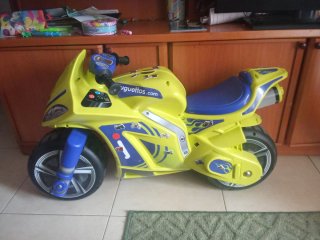 Moto de juguete amarilla y azul