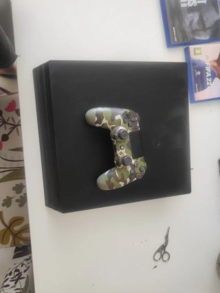 PlayStation 4 Pro + 4 Giochi + 1 Controller
