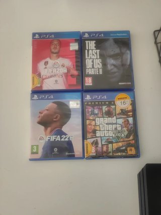 PlayStation 4 Pro + 4 Giochi + 1 Controller