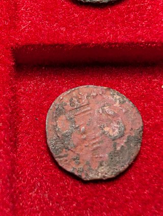 Moneda española antigua a limpiar y clasificar