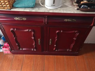 Mueble de madera con encimera de mármol