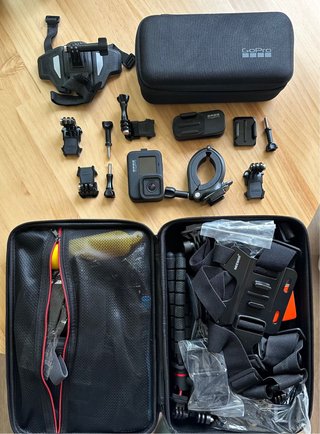 GoPro Hero 11 Black + Accesorios GoPro y newer