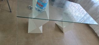 Mesa de centro cristal y base geométrica