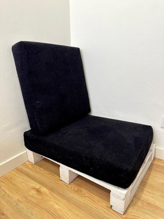 Pouf di Pallet con Cuscini Neri