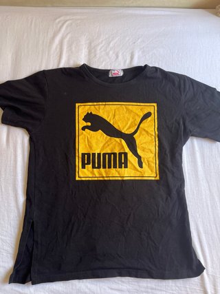 Camiseta Puma Negra con Logo Amarillo
