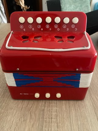 Acordeón infantil rojo