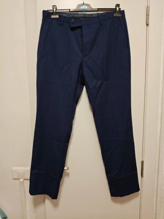 Traje elegante azul hombre