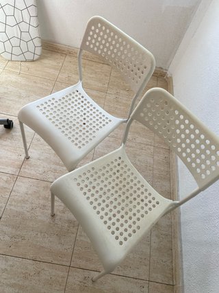 LOTE DE MUEBLES, SILLAS Y MESITAS