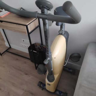 Bicicleta estática compacta